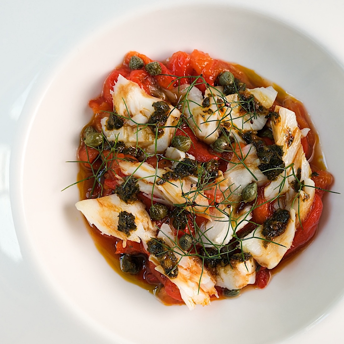 Insalata di baccalà, peperoni marinati, capperi e chimichurri